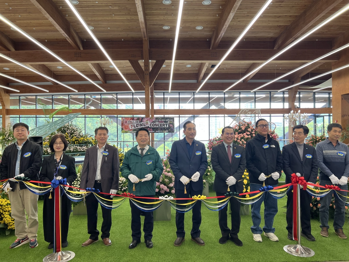 방성환 위원장이  ‘제12회 장미·국화 생생전시회’ 개막식에서 테이프 커팅을 준비하고 있다. (사진=경기도의회)