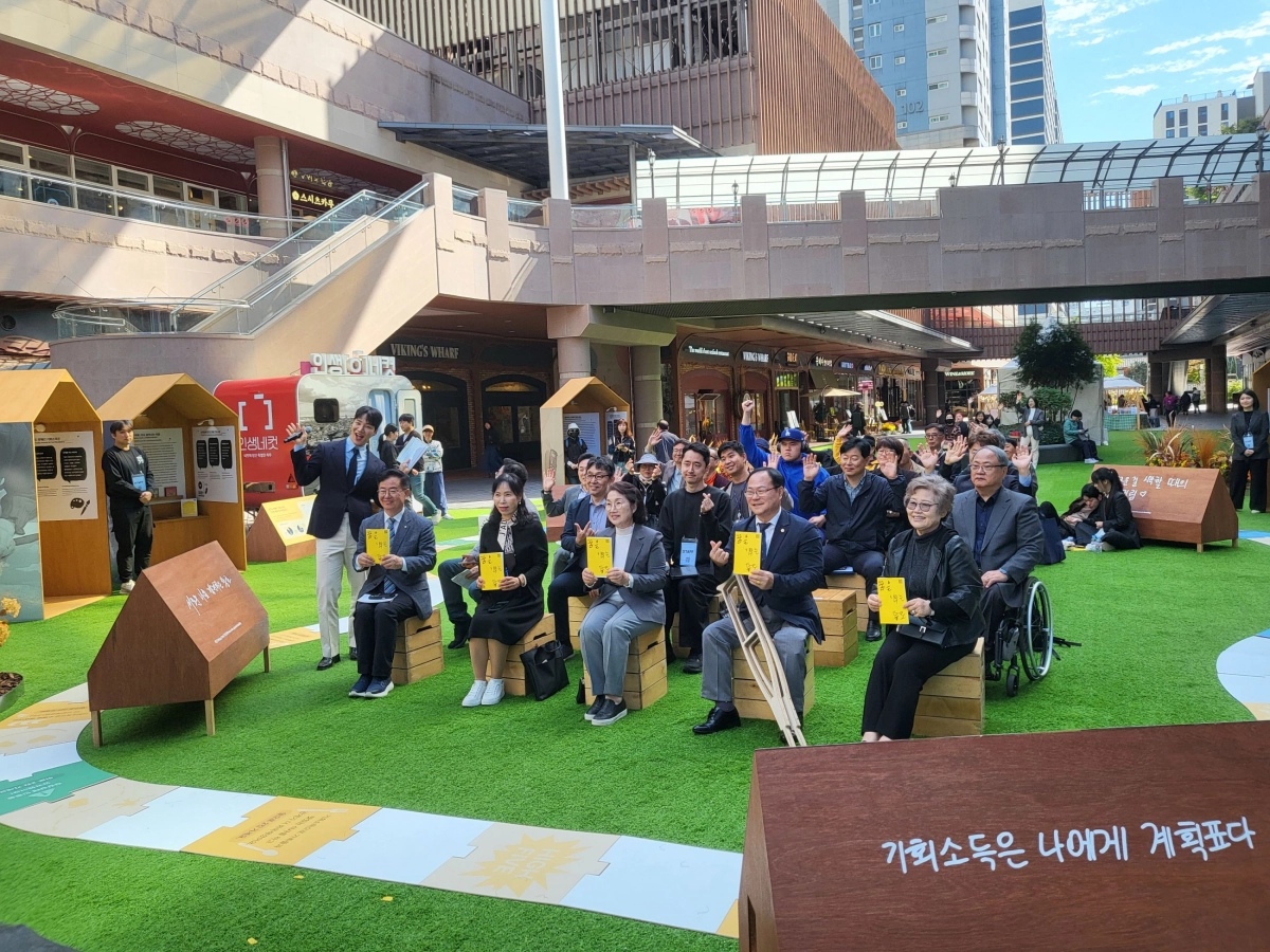 박재용 의원이 24일 수원시 아비뉴프랑 광교에서 열린 ‘기회의 창 너머, 장애인 기회소득 특별 전시회’ 개막식 기념행사 프로그램에 참여하고 있다. (사진=경기도의회)