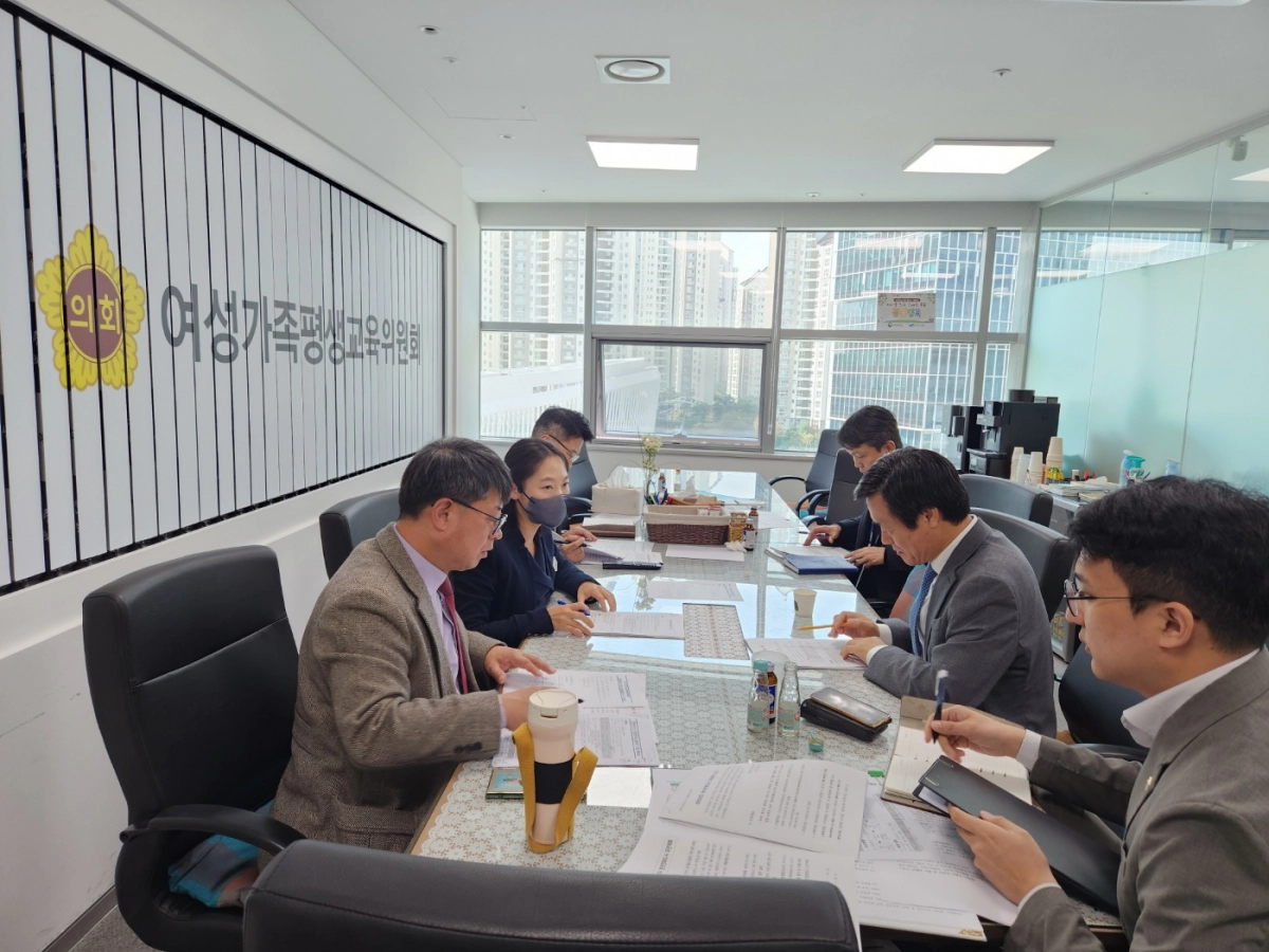 문형근 의원이 10월 23일, 경기도의회 여성가족평생교육위원회 회의실에서 ‘청년친화도시 선정 및 경기도 미래세대재단 이전 관련 정책정담회’를 개최하고 논의를 진행하고 있다. (사진=경기도의회)