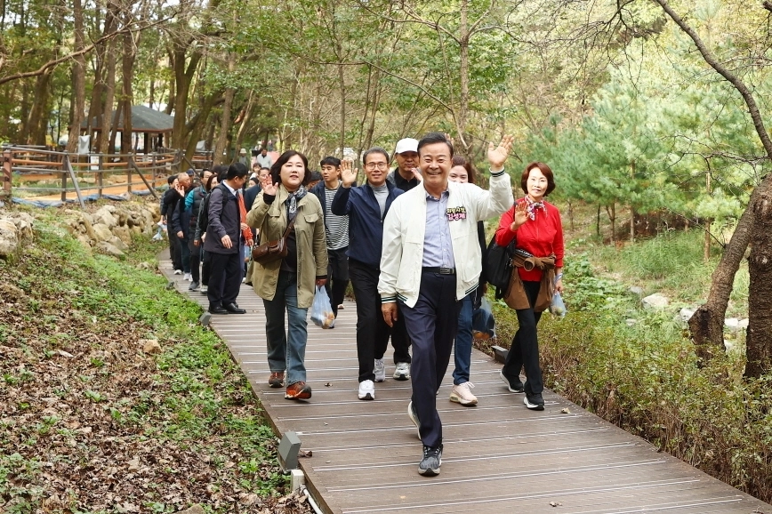 김성제 의왕시장이 25일  ‘두발로 데이’ 행사에서 시민들과 함께 걷고 있다.(의왕시 제공)