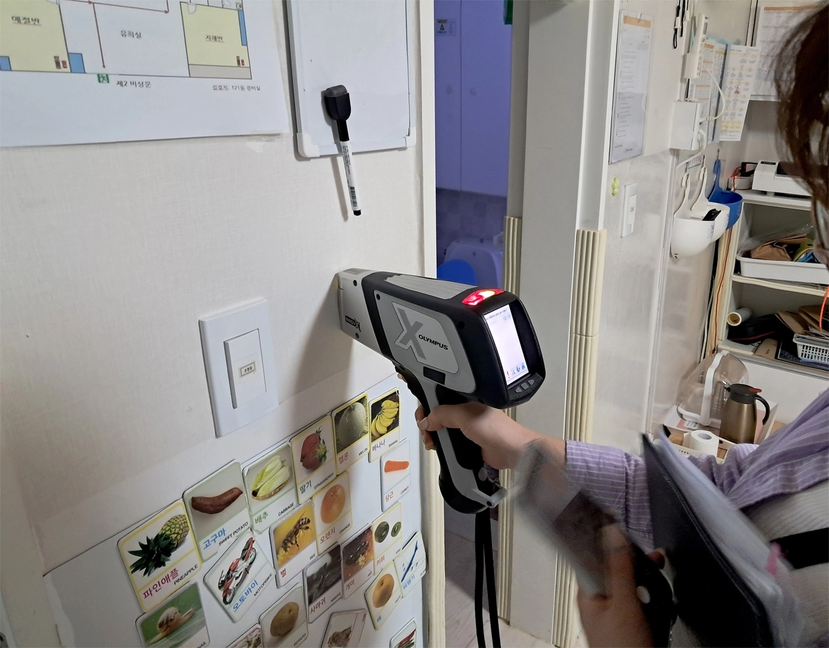 서울 관악구 관계자가 어린이집 실내 벽에 사용된 도료의 중금속 함량을 측정하고 있다. 관악구 제공