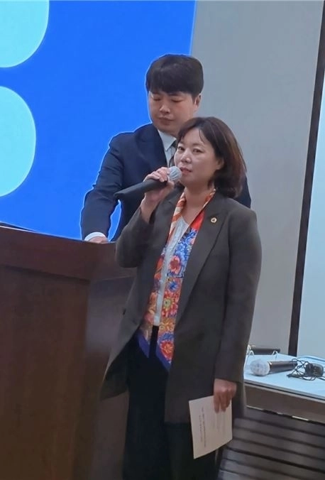 지난 24일 구의2동 주민센터 대강당에서 열린 ‘구의2동 46번지 일대 신속통합기획 재개발 주민설명회’에서 박성연 의원이 인사말을 하고 있다.