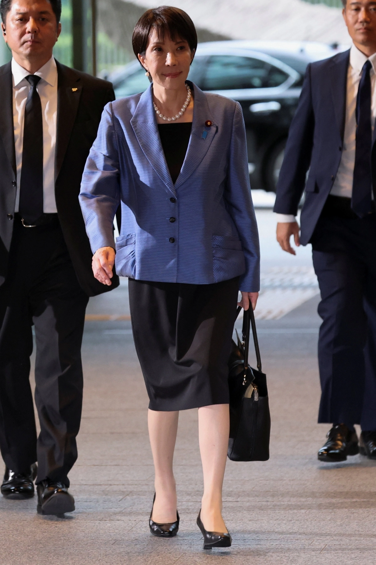 다카이치 사나에 일본 총리가 공식 취임한 21일 총리 관저로 출근하고 있는 모습. 다카이치 총리는 이날 하마노피혁공예의 ‘딜라이트 토트백’을 들었다. 로이터 연합뉴스