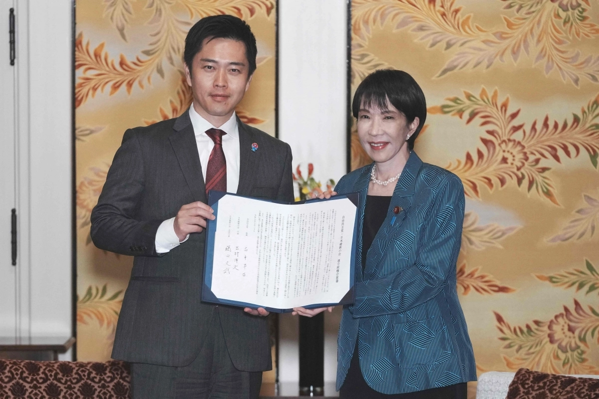 다카이치 사나에(오른쪽) 당시 자민당 총재가 20일 일본유신회와의 연립정부 구성을 합의했다. 이때도 푸른 계열 의상에 진주 목걸이를 착용했다. AFP 연합뉴스