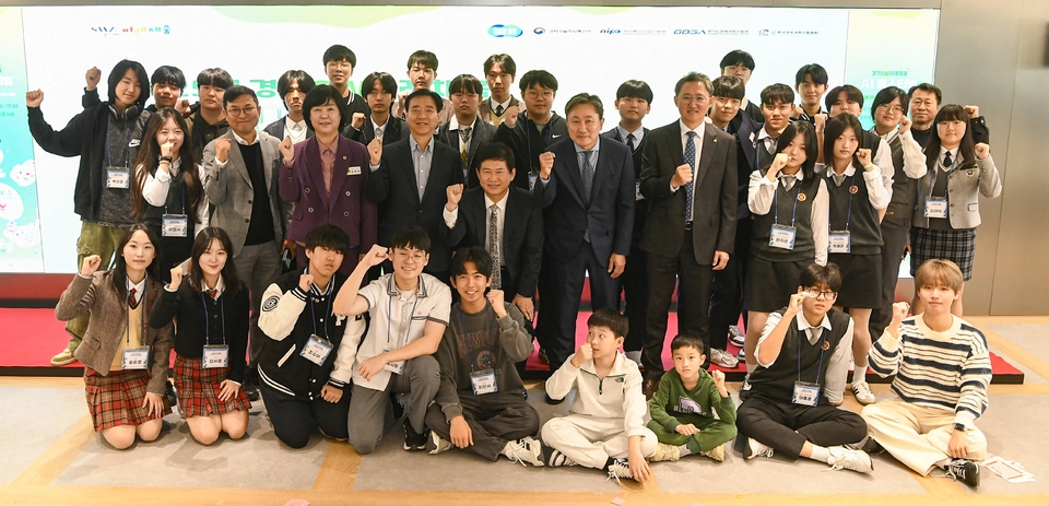 심홍순 의원이 25일 고양시 창조혁신캠퍼스에서 열린 ‘2025 경기SW미래채움 AI 페스티벌’에 참석해 관계자 및 참여 청소년들과 기념촬영을 하고 있다. (사진=경기도의회)