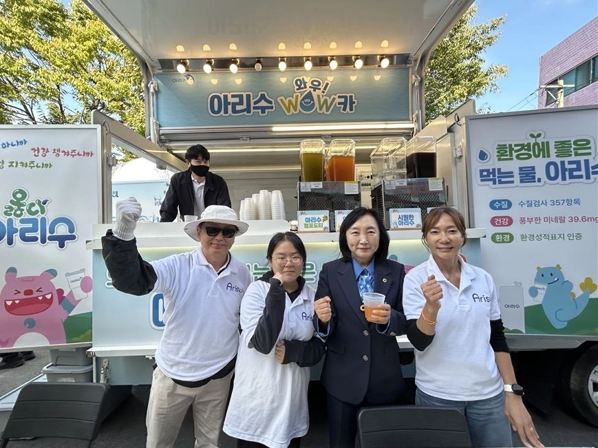 지난 23일 면목시장 ‘우리동네 요리대회’서 와우카 체험과 홍보에 나선 이영실 의원(오른쪽에서 두 번째)