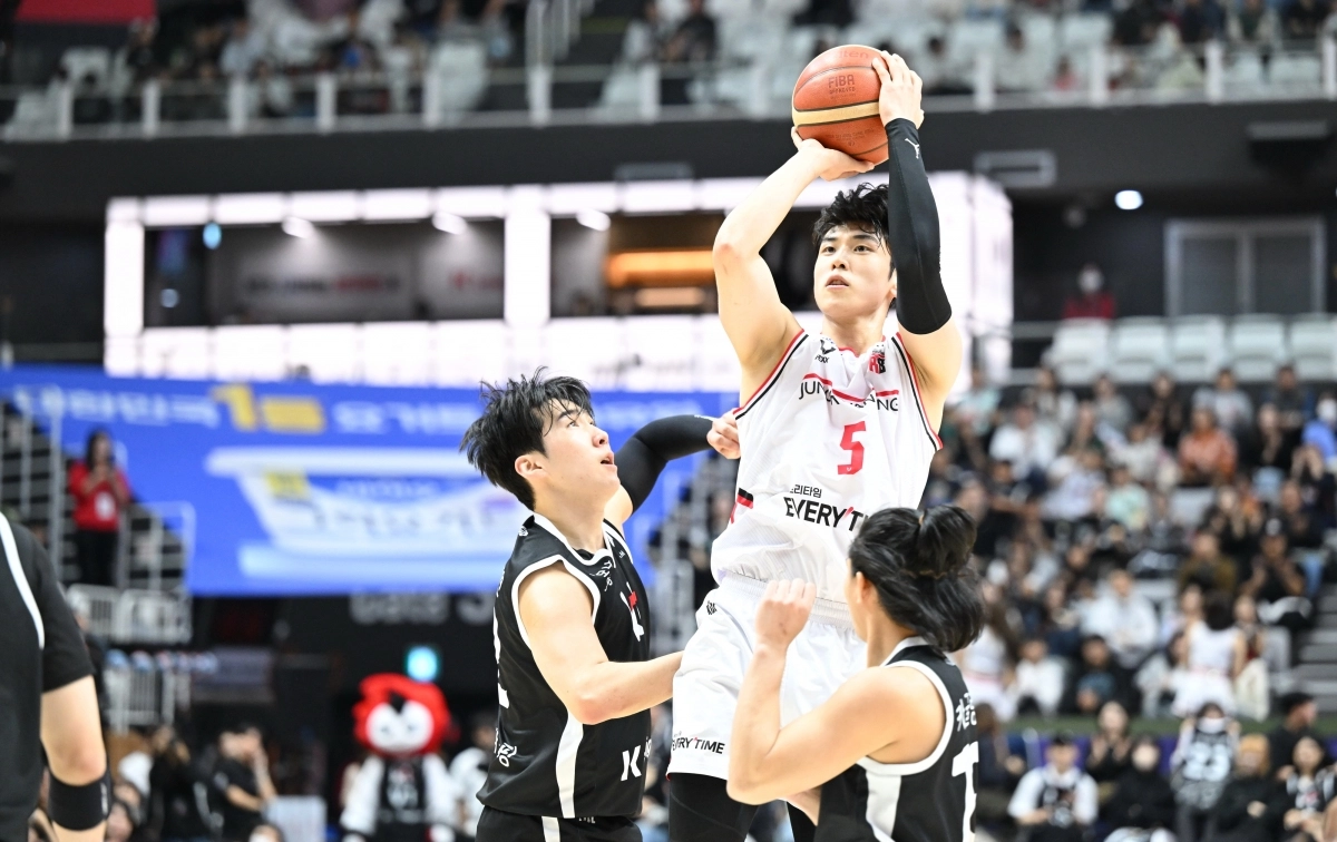 안양 정관장 변준형이 26일 수원 케이티아레나에서 열린 2025~26 프로농구 정규시즌 수원 kt와의 원정 경기에서 슛하고 있다. KBL 제공