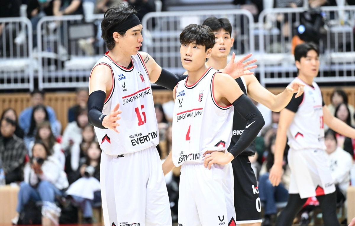 안양 정관장 김종규와 박정웅이 26일 수원 케이티아레나에서 열린 2025~26 프로농구 정규시즌 수원 kt와의 원정 경기에서 대화하고 있다. KBL 제공