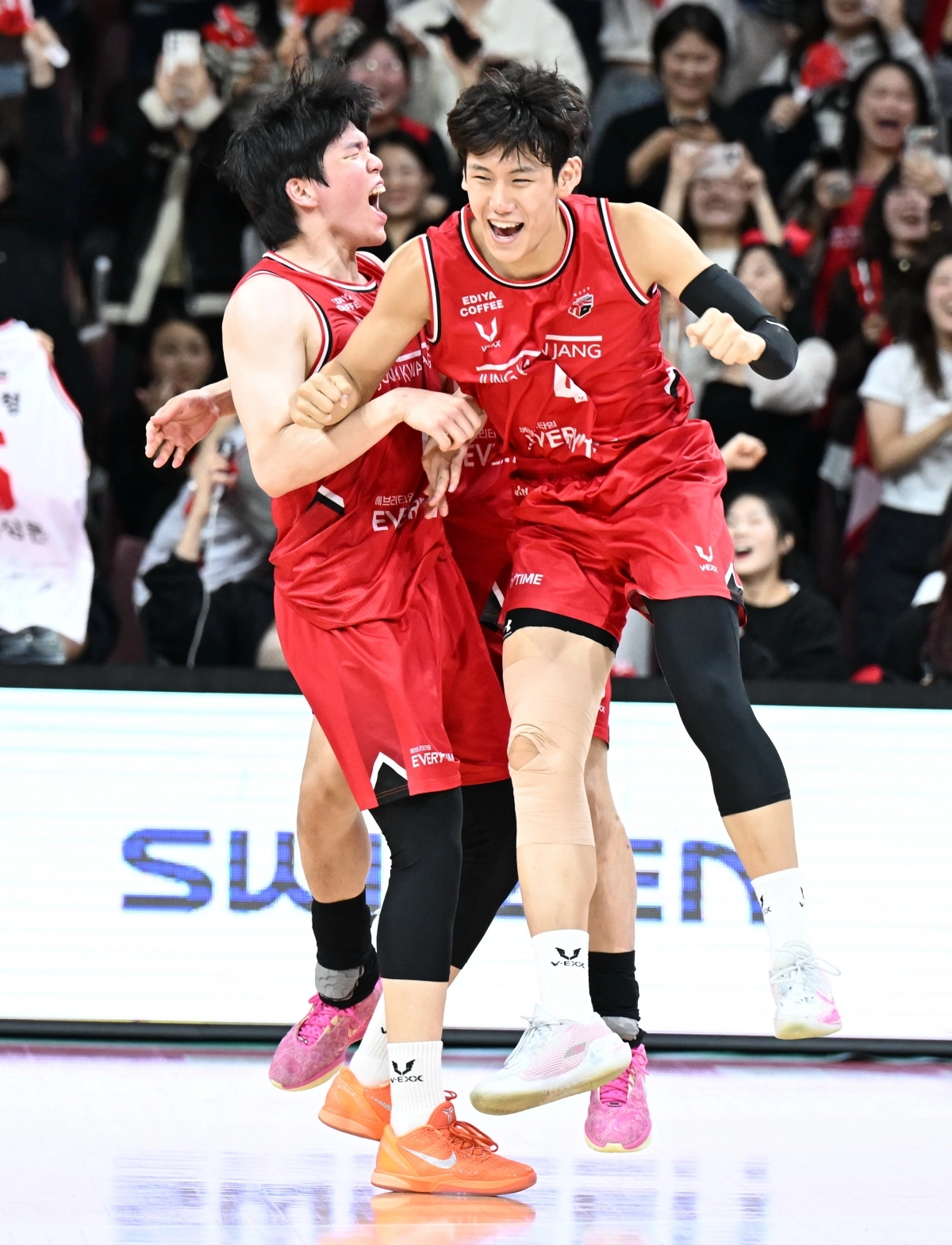 안양 정관장 표승빈과 박정웅이 22일 안양 정관장아레나에서 열린 2025~26 프로농구 정규시즌 부산 KCC와의 홈 경기에서 승리한 뒤 기뻐하고 있다. KBL 제공