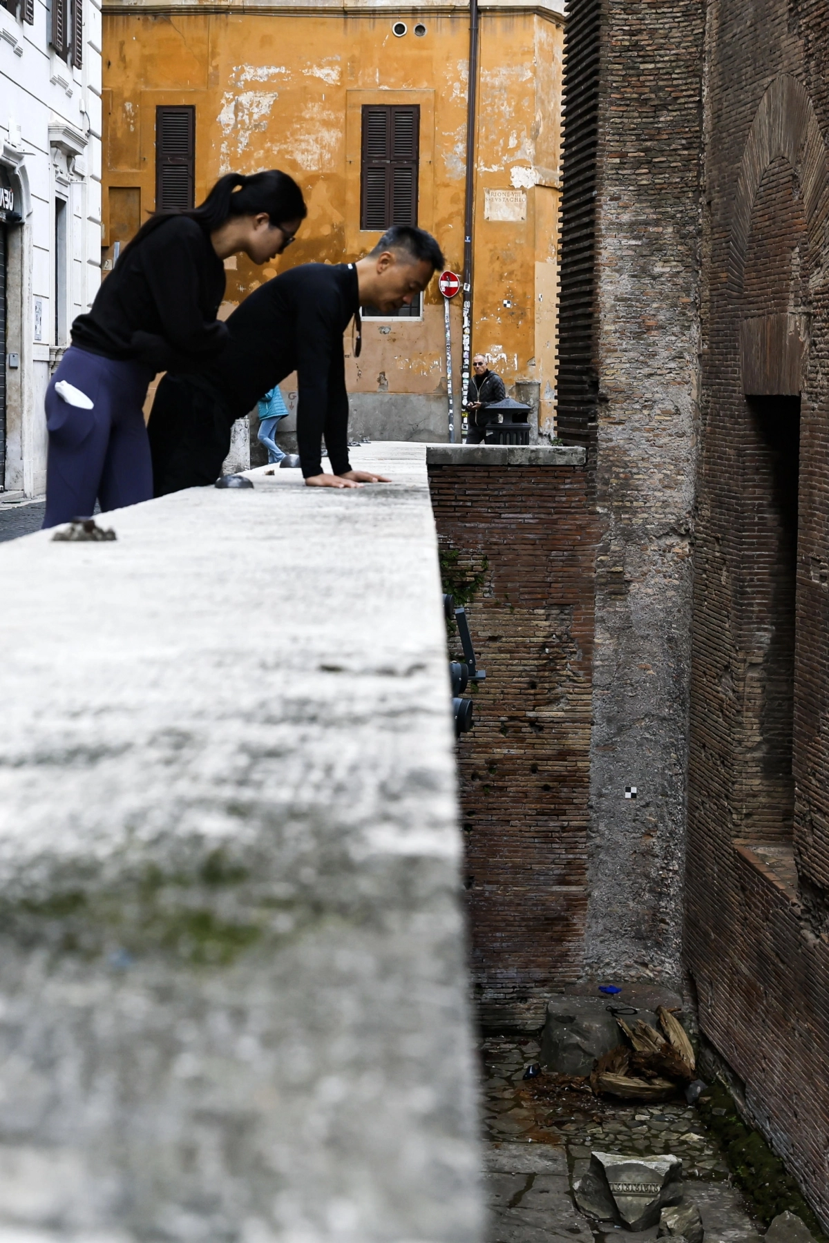 지난 24일(현지시간) 이탈리아 로마 고대 유적 판테온에서 외벽에 걸터앉아 있던 일본인 관광객이 7m 아래로 추락해 사망하는 사고가 발생했다. 사진은 다음날인 25일 판테온 외벽 아래를 사고 현장을 사람들이 내려다보는 모습. 2025.10.25 EPA 연합뉴스