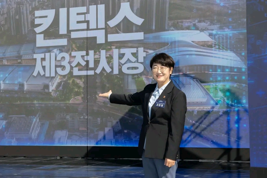 고은정 의원이 23일 킨텍스 제3전시장 착공식에서 제3전시장 조감도를 배경으로 포즈를 취하고 있다. (사진=경기도의회)