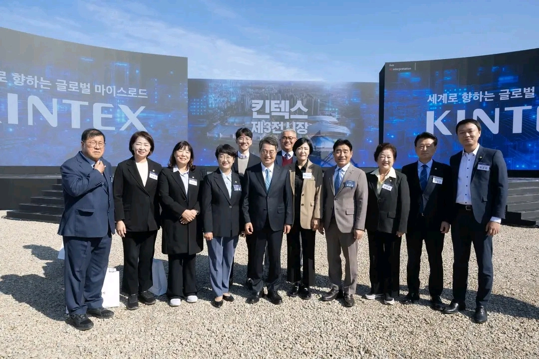 고은정 의원이 ‘킨텍스 제3전시장 착공식’에 참석해 주요 관계자들과 기념촬영을 하고 있다. (사진=경기도의회)