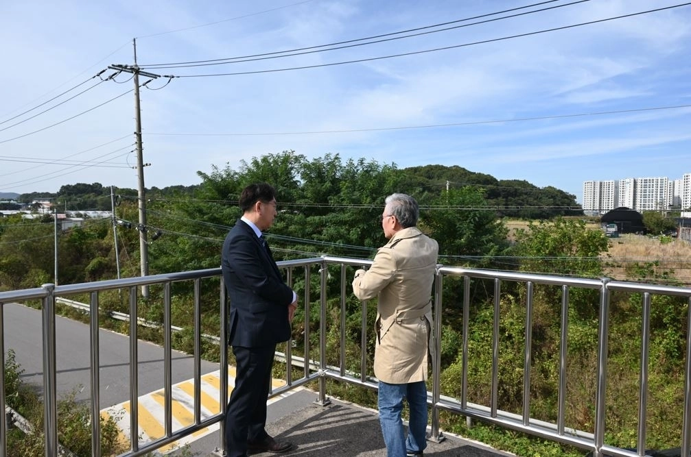 지난 21일 홍원길 의원과 함께 김포시 신정차량기지 이전 예정 부지를 방문한 우형찬 의원
