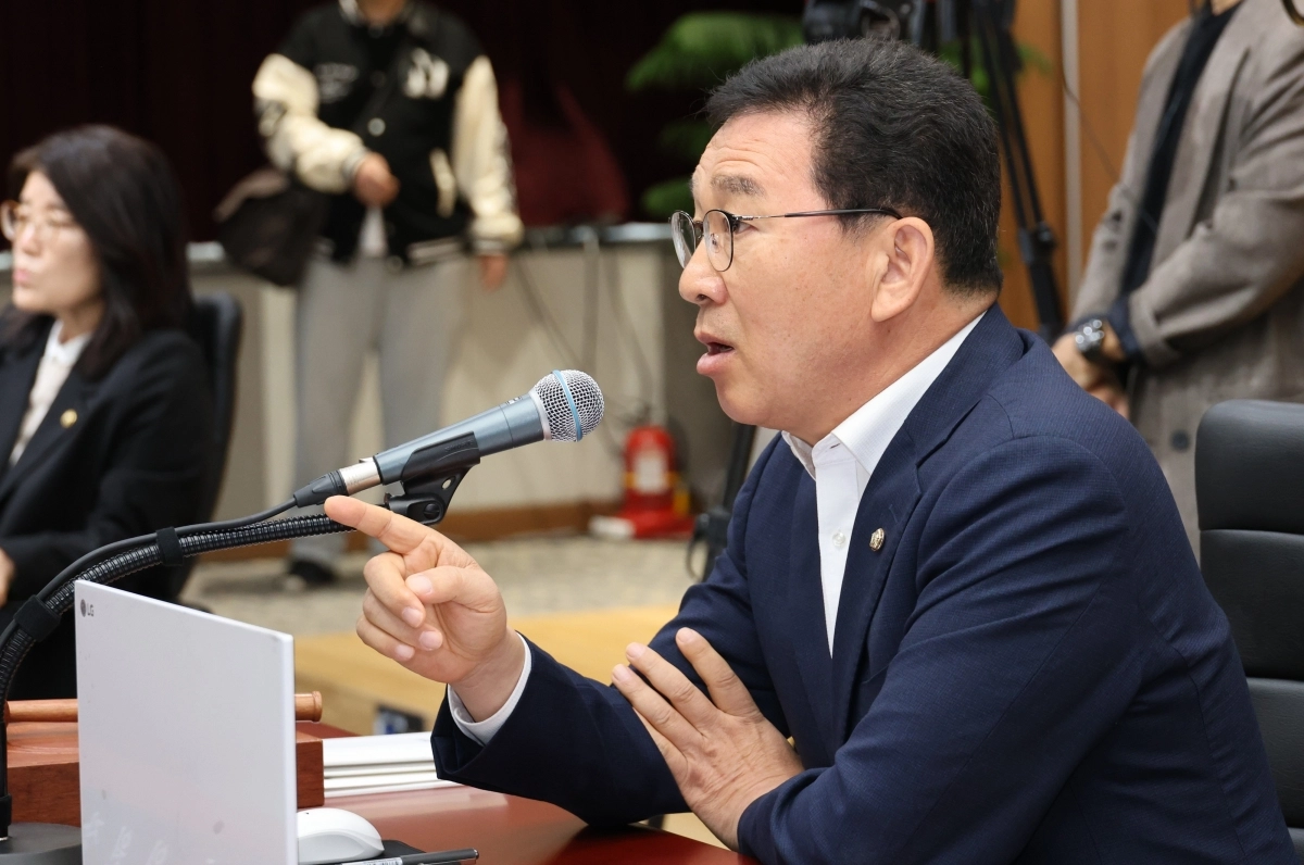 27일 충남 홍성군 충남도청에서 열린 행정안전위원회의 충남도 국정감사에서 신정훈 위원장이 김태흠 충남도지사를 질타하고 있다. 연합뉴스