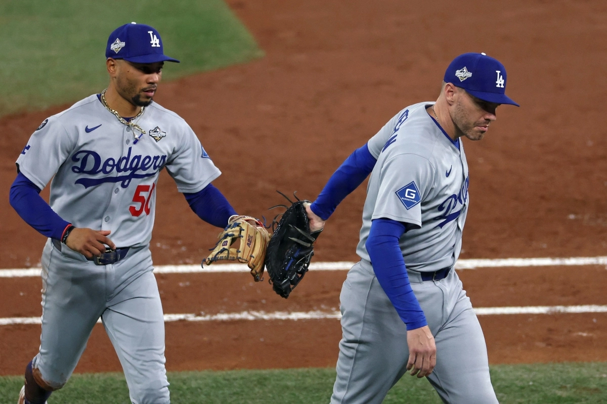 로스앤젤레스 다저스 무키 베츠(왼쪽)와 프레디 프리먼이 지난 10월 26일 캐나다 온타리오주 토론토의 로저스 센터에서 열린 2025 미국프로야구 메이저리그(MLB) 월드시리즈 2차전 토론토 블루제이스와의 원정 경기에서 수비를 마치고 글러브를 맞대고 있다.  토론토 AFP 연합뉴스