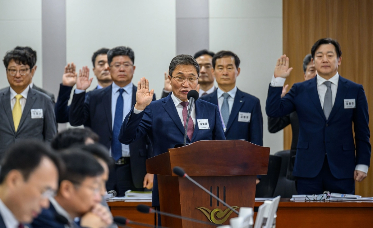이학재 인천국제공항공사 사장이 27일 인천 중구 인천국제공항공사에서 열린 국회 국토교통위원회의 인천국제공항공사, 한국공항공사, 항공안전기술원, 국립항공박물관에 대한 국정감사에서 선서를 하고 있다. 연합뉴스