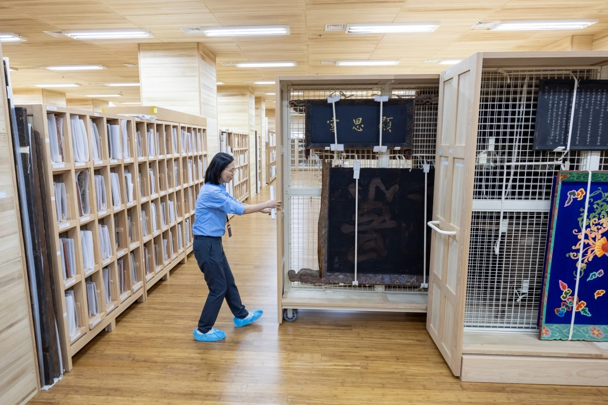 수장고 내 경모궁 현판 공개