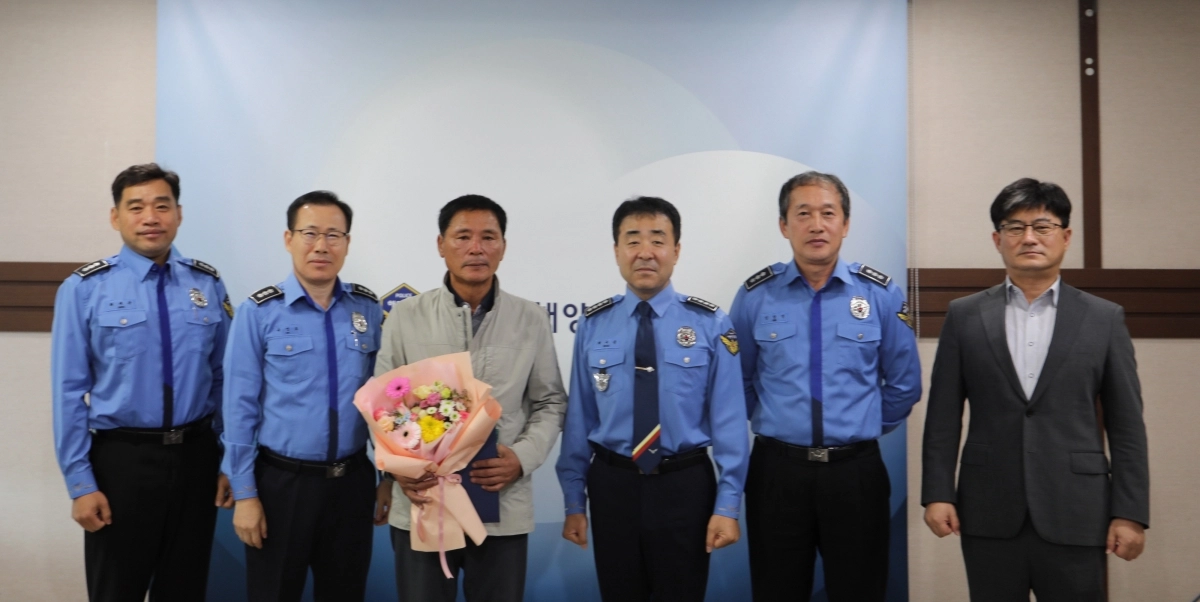 지난 25일 신안군 흑산도 북방 해역에서 전복된 어선 선원 8명을 구한 황동연 선장에게 감사패가 수여됐다. (목포해경 제공)