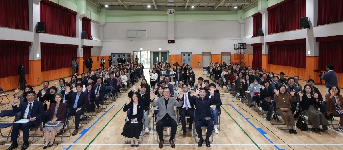 임태희 경기도교육감이 27일 부천신도초등학교 신마루 체육관에서 열린 ‘2025  학교 시설개방 활성화 학교장 연수’에 참석해 관계자들과 기념 촬영을 하고 있다. (경기도교육청 제공)