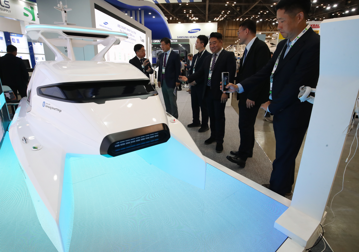 지난 21일 부산 해운대구 벡스코 제1전시장에서 열린 ‘2025 국제조선 및 해양산업전’(코마린 2025)에서 전시된 삼성 스마트싱스를 탑재한 삼성중공업의 자율운항 실증 선박 ‘시프트-오토’. 부산 뉴스1