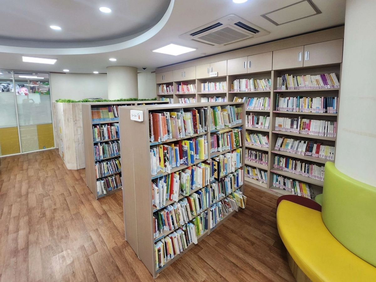 서울 강동구 아이맘 강동 천호점 내 도서관에 비치된 어린이 도서들. 강동구 제공