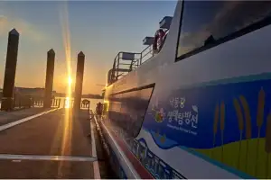 낙동강 일몰 즐긴다... 부산시, 생태탐방선 노을투어 시범운영