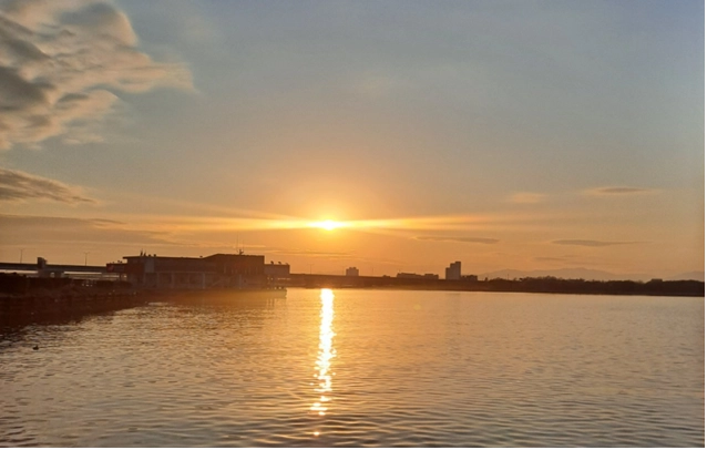 낙동강 생태탐방선에서 바라본 일몰. 부산시제공