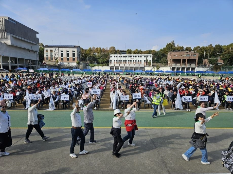 지난 25일 마포구 망원유수지 체육공원 운동장에서 열린 ‘광복 80년, 자유·평화 서울시민 체육대회’에 참석한 25개구 선수단이 입장하고 있다.