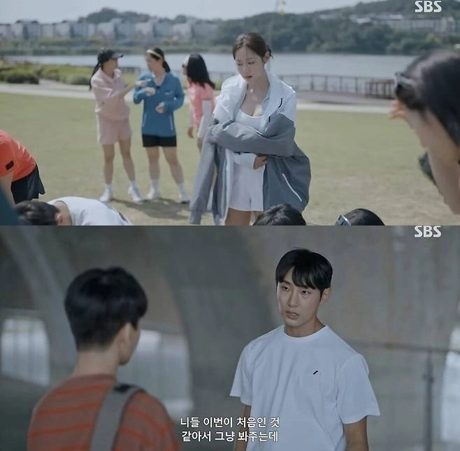 지난 25일 방영된 SBS 드라마 ‘우주메리미’에서 윤진경(신슬기 분)이 불법촬영 피해를 당하자 백상현(배나라 분)이 가해자의 휴대전화를 빼앗아 사진을 삭제하고 가해자에게 “처음이니 봐준다”며 용서하는 장면이 전파를 탔다. 자료 : SBS