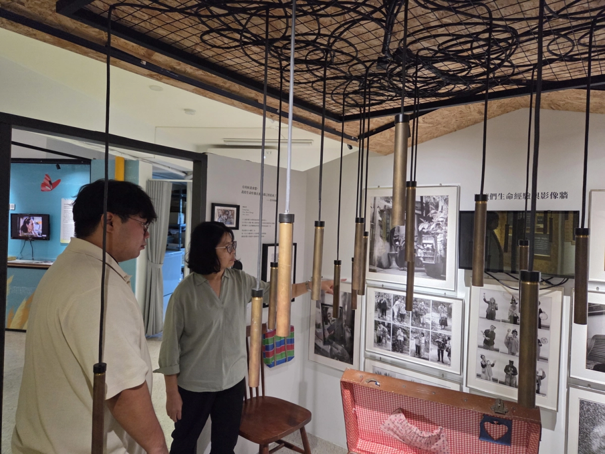 유호준 의원이 24일 대만 타이베이 소재 일본군 ‘위안부’ 기념관 ‘AMA MUSEUM, 평화·여성인권관’을 방문해 대만여성구조기금회(TWRF) 뚜잉치우 집행위원장의 설명을 들으며 전시된 ‘위안부’ 관련 자료를 둘러보고 있다. (사진=경기도의회)