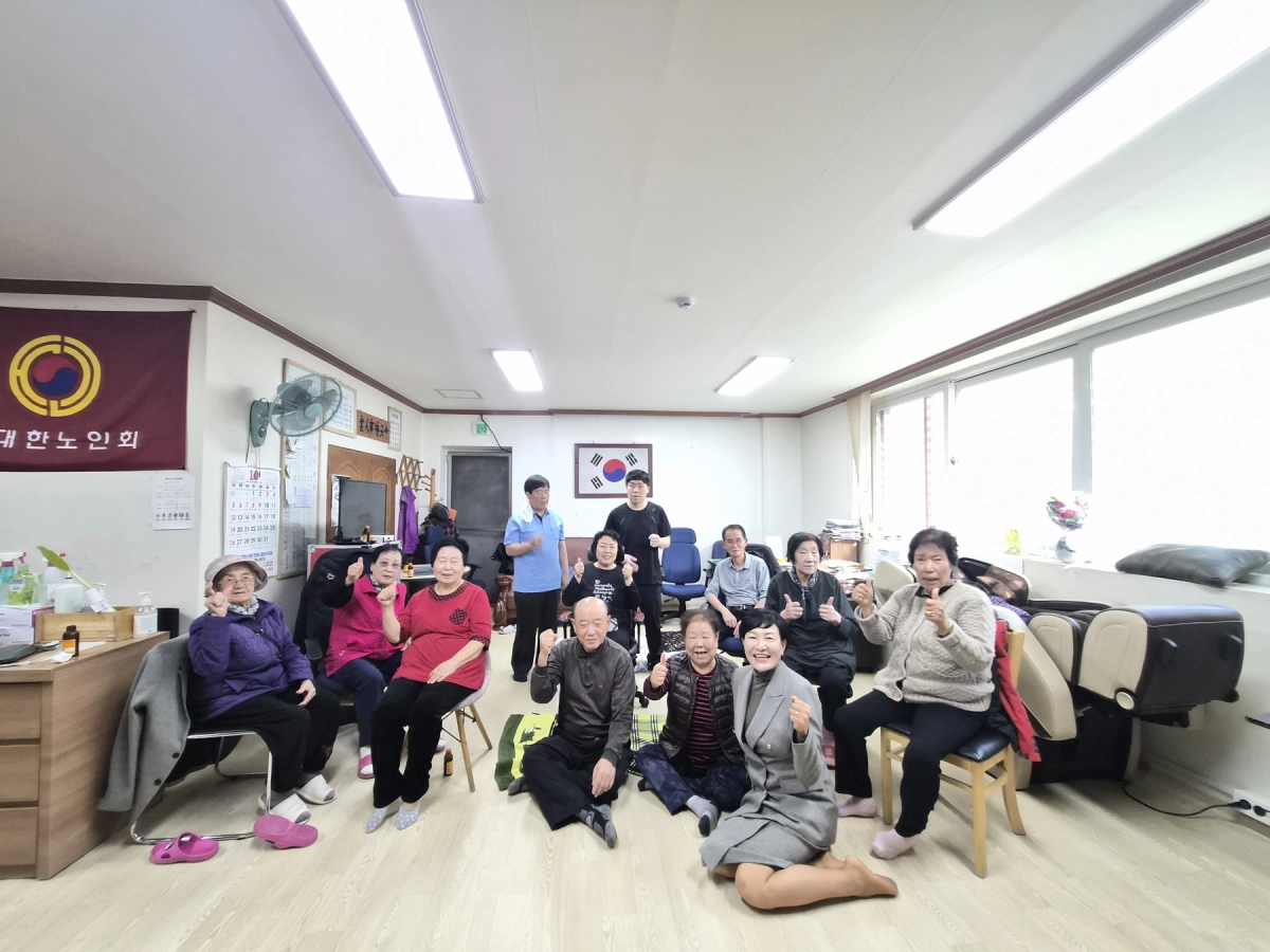 이채명 의원이 호계3동 구장터 경로당을 방문해 경기도 안마사협회가 추진 중인 안마사 파견 일자리사업 현장을 살펴보고, 의견을 청취한 후 사업에 참여한 안마사, 어르신들과 함께 기념촬영을 하고 있다. (사진=경기도의회)