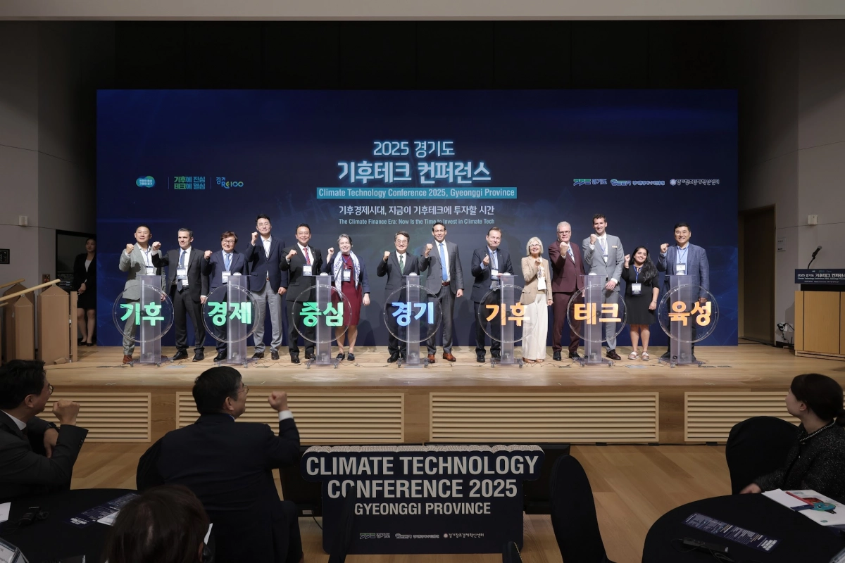 백현종 의원이 ‘2025 경기도 기후테크 컨퍼런스’ 개막식 참석들과 함께 기념촬영을 하고 있다. (사진=경기도의회)