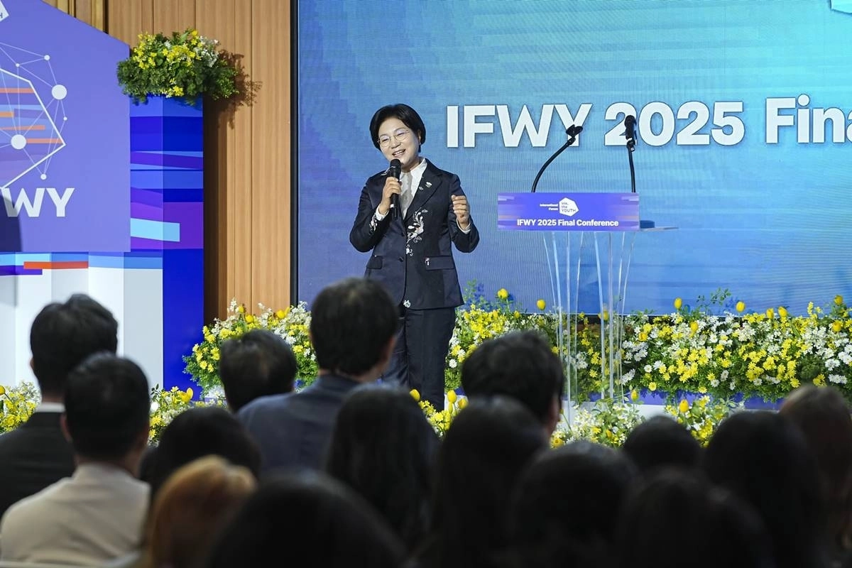 김미경 서울 은평구청장이 지난 27일 열린 국제청년포럼 ‘이프위’(IFWY)의 파이널 콘퍼런스 개막식에서 인사말을 하고 있다. 은평구 제공