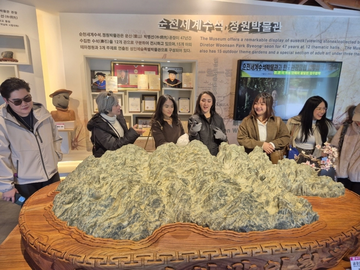 아시아 주요국 여행사 관계자들이 상사면에 위치한 순천세계수석박물관을 방문, 금강산 봉우리 수석을 구경하고 있다.