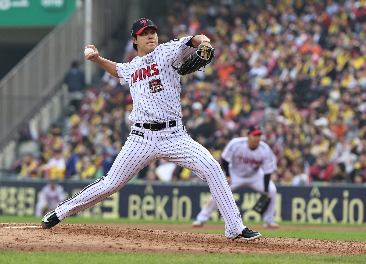 LG 트윈스 김진성이 26일 서울  잠실야구장에서 열린 2025 KBO 한국시리즈 1차전 한화 이글스와의 홈 경기에서 공을 던지고 있다. 뉴스1