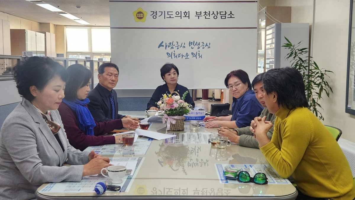 황진희 의원이 24일 부천상담소에서 부천시 중앙공원에 ‘3.1운동 기념탑 건립’ 관련 정담회를 열고 관계자들과 기념탑 건립 방향을 논의하고 있다. (사진=경기도의회)