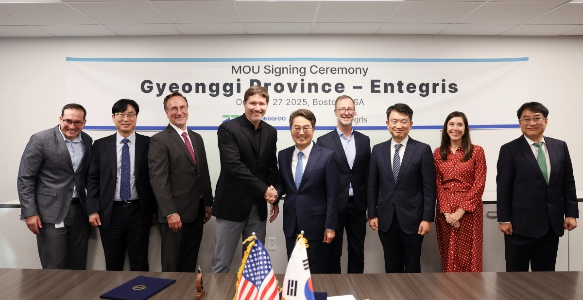 27일(현지 시각) 김동연 지사 등 경기도 투자유치단과 미국 보스턴 인테그리스사가 투자협약을 체결한 뒤 기념 촬영을 하고 있다.(경기도 제공)