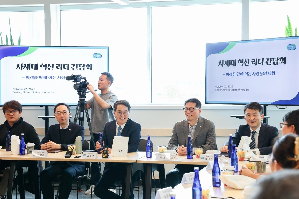 27일(현지 시각) 김동연 경기도지사가 미국 보스톤 현지에서 활동하는 바이오, 인공위성, 휴먼 로봇 등 첨단 산업 분야 차세대 리더들을 만나 간담회를 갖고 있다. (경기도 제공)
