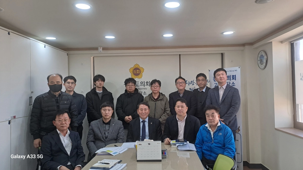 27일 경기도의회 고양상담소에서 열린 ‘행신동·일산동 가로주택정비사업 추진 방안 정담회’에서 명재성 의원이 경기도 우성제 도시재생팀장, 고양시 관계자, 가로주택정비사업 조합 관계자들과 기념촬영을 하고 있다. (사진=경기도의회)