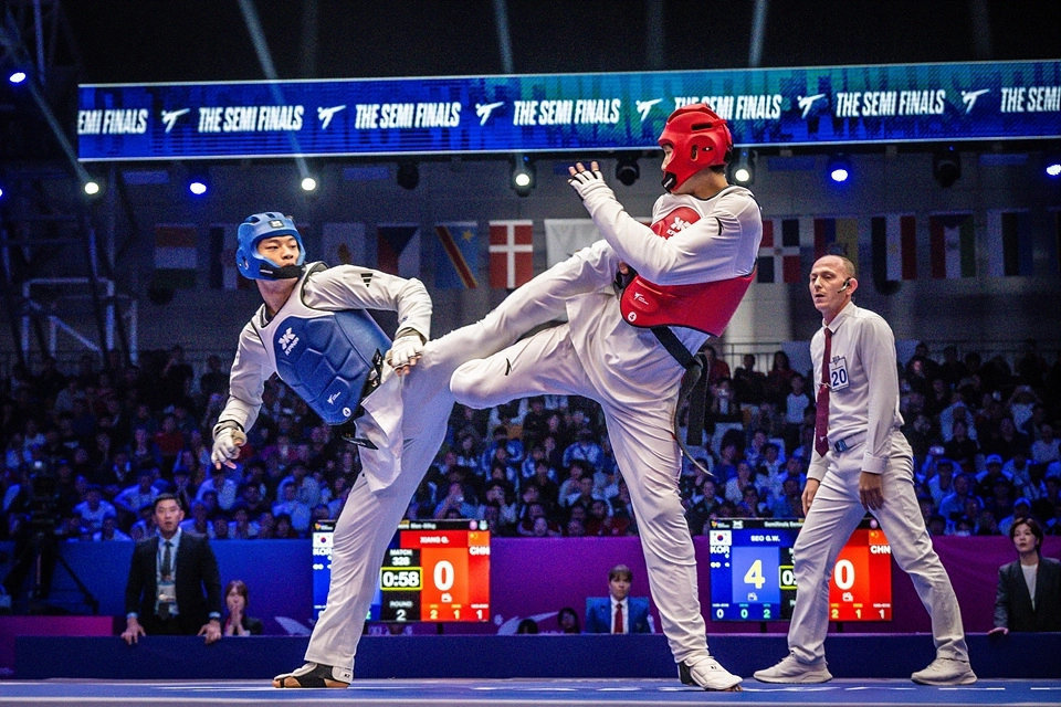 한국 태권도 국가대표 서건우가 27일 중국 장쑤성 우시의 타이후 인터내셔널 엑스포 센터에서 열린 2025 세계태권도선수권대회 남자 80㎏급 준결승에서 중국의 샹치장과 맞서고 있다. 세계태권도연맹 제공