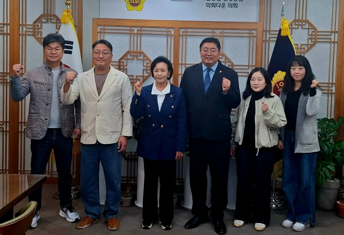 27일 경기도의회 부의장실에서 열린 ‘청소년 도박 예방교육 강화 방안’ 간담회를 마치고 정윤경 부의장이 김진명 의원, ‘도박없는학교’ 조호연 교장 등 관계자들과 기념촬영을 하고 있다. (사진=경기도의회)