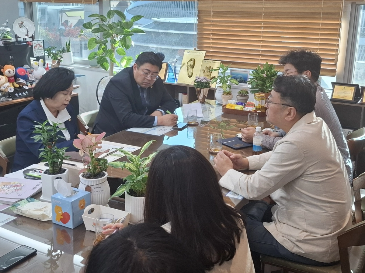 정윤경 부의장이 27일 부의장실에서 김진명 의원, ‘도박없는학교’ 관계자들과 청소년 도박 근절을 위한 예방교육 방안을 논의하고 있다. (사진=경기도의회)