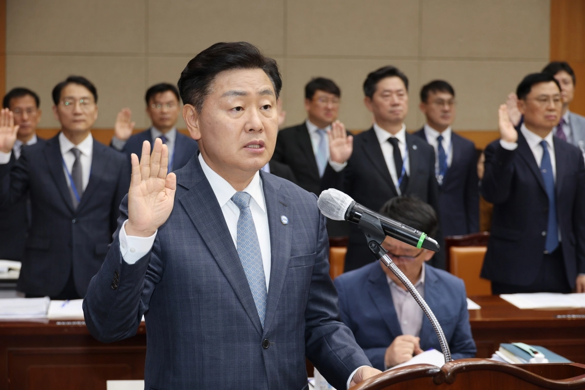 지난해 10월 28일 전북특별자치도청에서 열린 국회 행정안전위원회 전북도 국정감사에서 김관영 도지사가 선서를 하고 있다. 2025.10.28. 연합뉴스