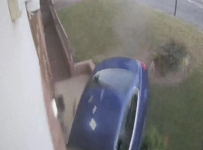 영국 선덜랜드에서 경찰 추격을 받던 BMW 차량이 요양원 건물에 공중으로 날아 충돌하는 순간. 더 선 캡처