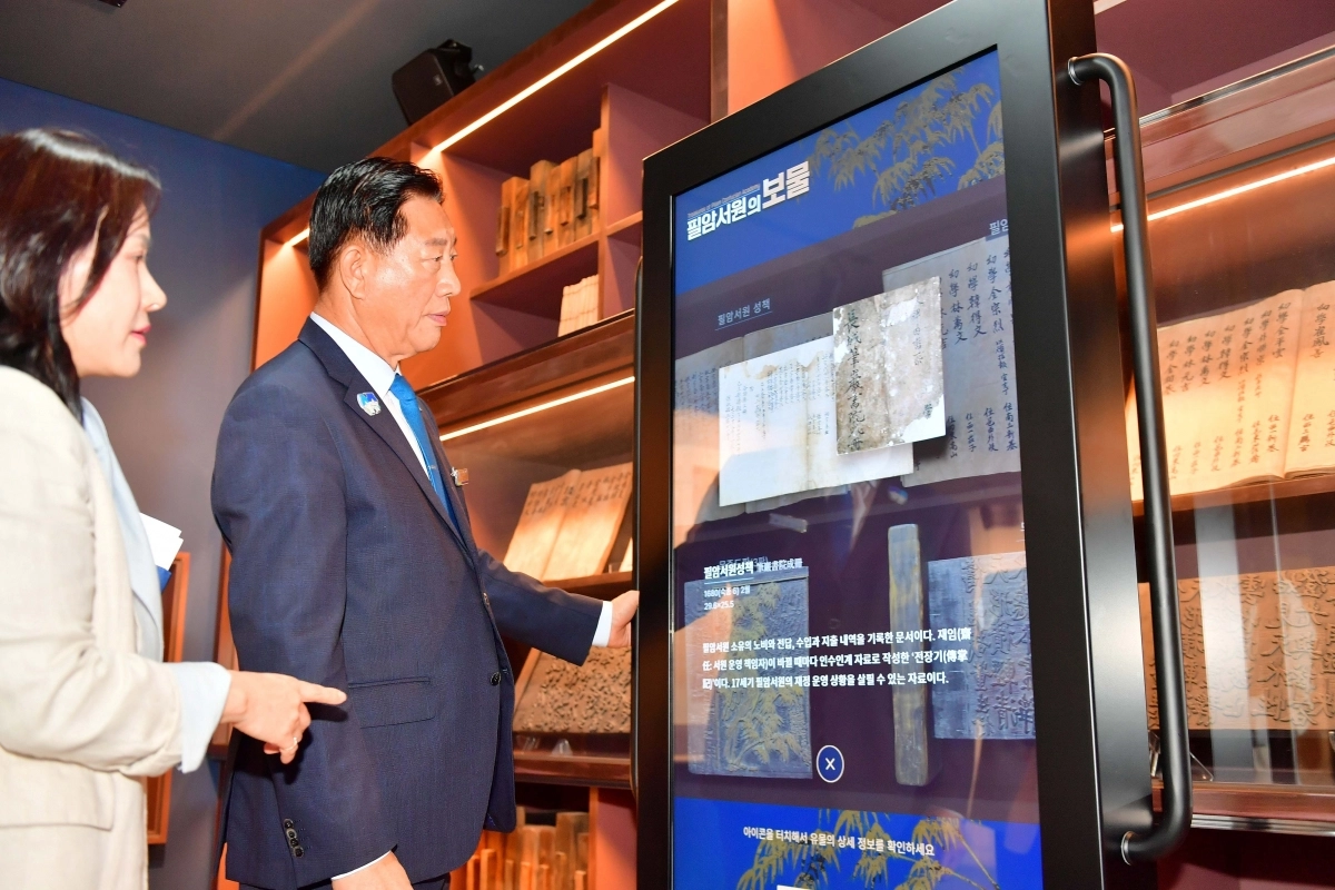 28일 김한종 장성군수가 디지털 전시 공간으로 거듭난 필암서원 유물전시관에서 역사 정보를 확인하고 있다.(장성군 제공)