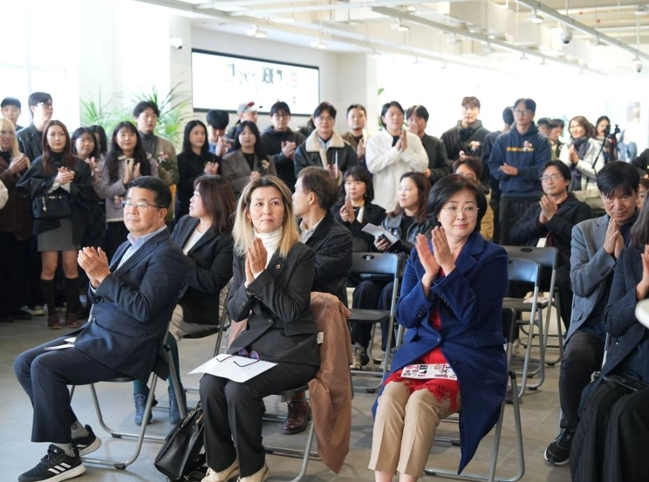 아이수루 서울시의원(맨 앞줄 왼쪽에서 두 번째)을 비롯한 2025 신당창작아케이드 기획전시 주요 참석자들