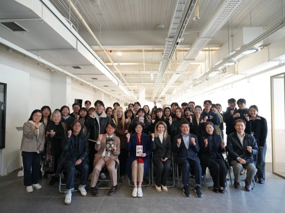 지난 27일 2025 신당창작아케이드 기획전시에서 참석자들이 기념촬영을 하고 있다.