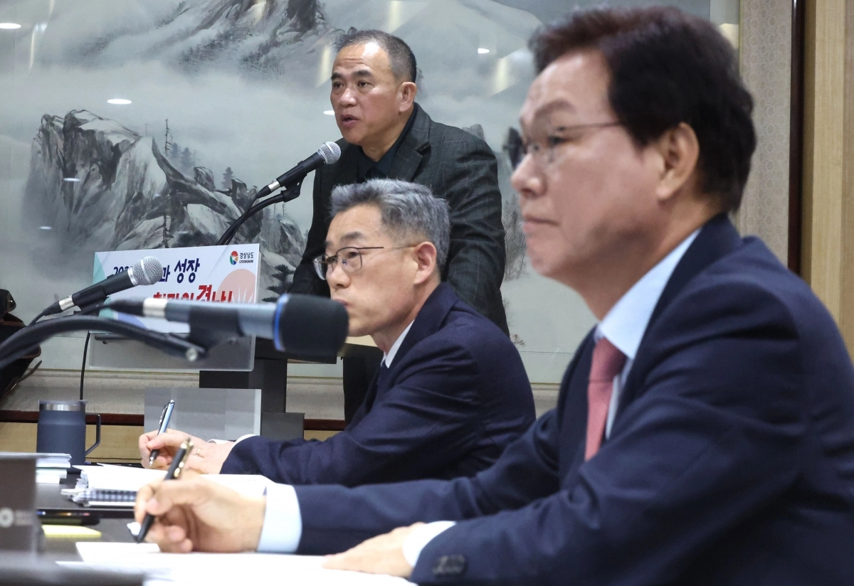 박완수 경남도지사와 정치 브로커 명태균 씨가 28일 오전 경남도청에서 열린 국회 행정안전위원회 경남도청 국감에서 의원 질의를 듣고 있다. 2025.10.28. 연합뉴스