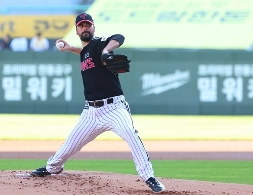 LG 트윈스의 아담 플럿코가 2023년 8월 20일 인천 SSG랜더스필드에서 열린 SSG 랜더스와의 경기에서 공을 던지고 있다. 연합뉴스