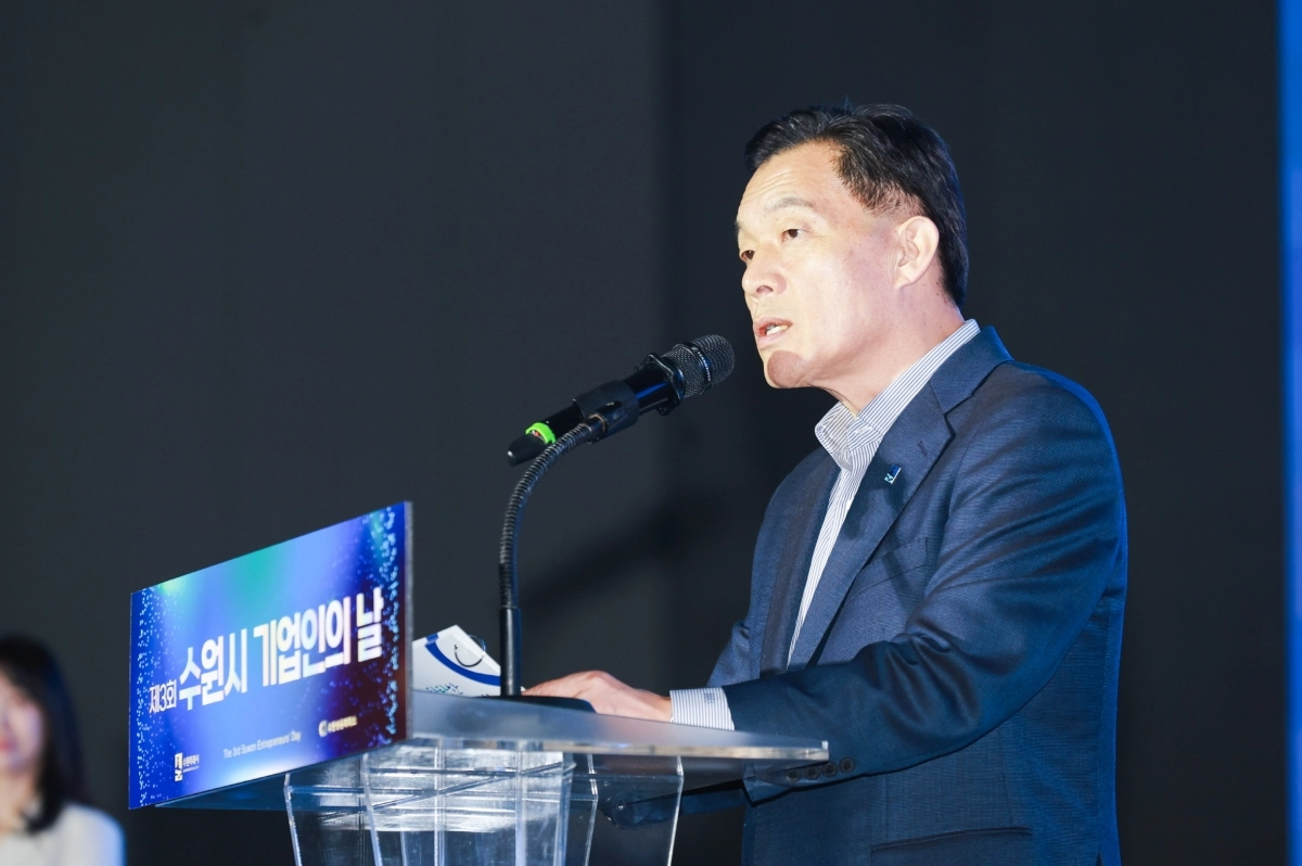 이재준 수원시장이 28일 열린 ‘제3회 수원시 기업인의 날’ 행사에서 환영사를 하고 있다. (수원시 제공)